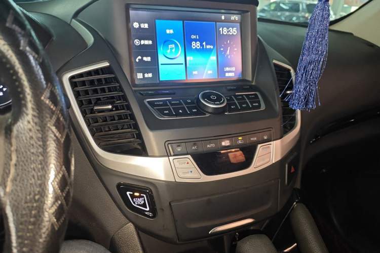 Used Dongfeng Fengdu MX5 2016 2.0L Automatic Flagship Edition Audio And AC Panel