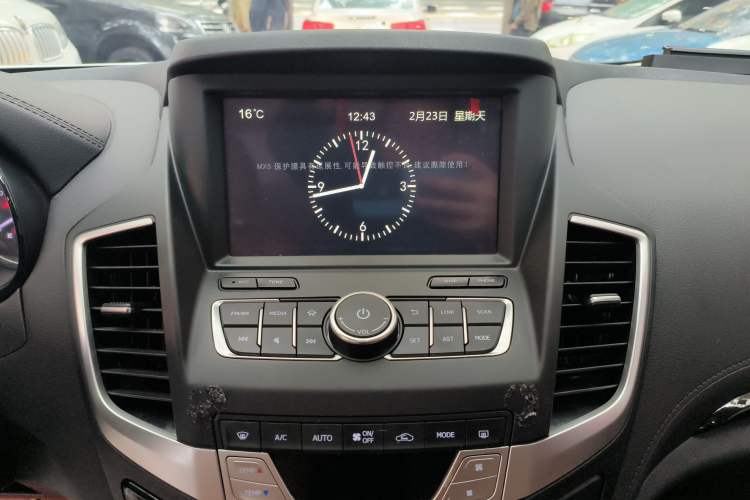 Used Dongfeng Fengdu MX5 2016 2.0L Automatic Flagship Edition Audio And AC Panel