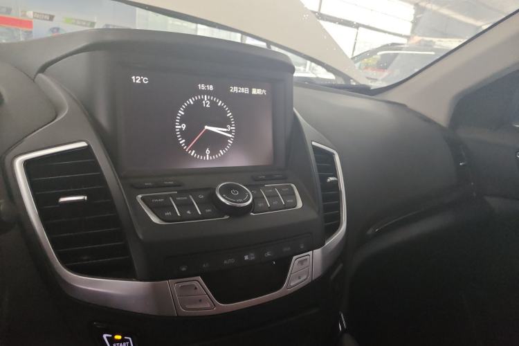 Used Dongfeng Fengdu MX5 2016 2.0L Automatic Flagship Edition Center Console