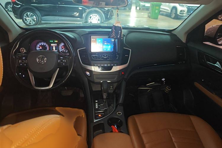 Used Dongfeng Fengdu MX5 2016 2.0L Automatic Flagship Edition Center Console