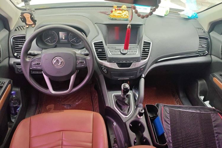 Used Dongfeng Fengdu MX5 2016 1.4T Manual Luxury Edition Center Console
