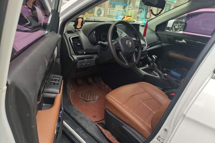 Used Dongfeng Fengdu MX5 2016 1.4T Manual Luxury Edition Driver Seat
