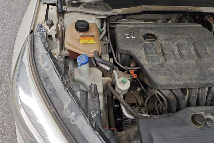 Used Dongfeng Fengdu MX5 2016 2.0L Automatic Flagship Edition Engine Bay Right