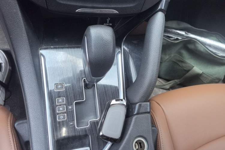 Used Dongfeng Fengdu MX5 2016 2.0L Automatic Flagship Edition Gear Lever