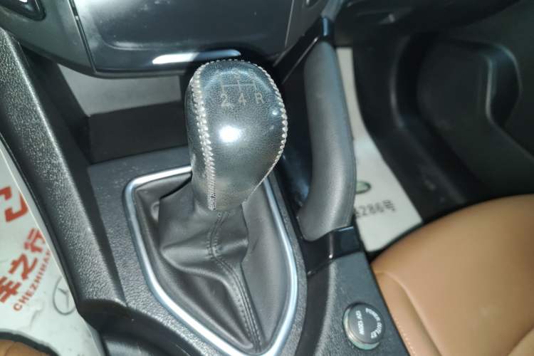 Used Dongfeng Fengdu MX5 2016 1.4T Manual Luxury Edition Gear Lever