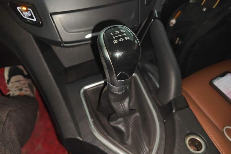 Used Dongfeng Fengdu MX5 2016 1.4T Manual Luxury Edition Gear Lever