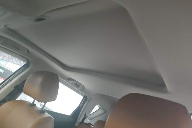 Used Dongfeng Fengdu MX5 2016 2.0L Automatic Flagship Edition Headliner