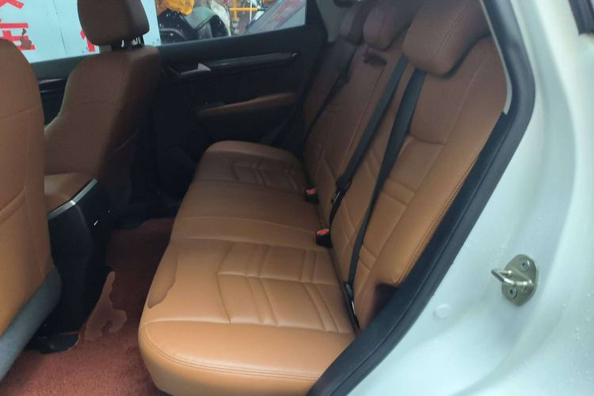 Used Dongfeng Fengdu MX5 2016 2.0L Automatic Flagship Edition Left Rear Seat