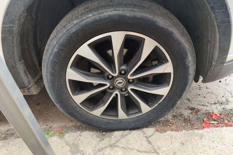Used Dongfeng Fengdu MX5 2016 2.0L Manual Elite Edition Right Front Wheel Hub