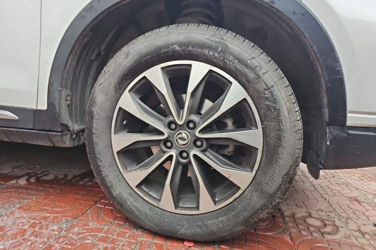 Used Dongfeng Fengdu MX5 2016 2.0L Automatic Flagship Edition Right Front Wheel Hub