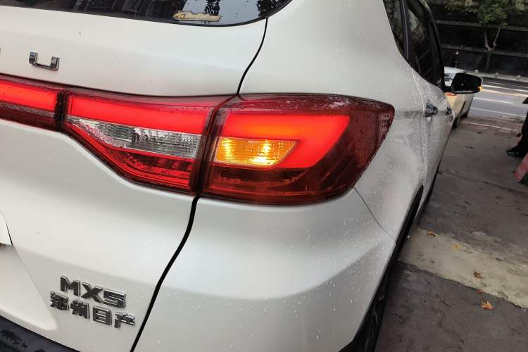 Used Dongfeng Fengdu MX5 2016 2.0L Automatic Flagship Edition Right Rear Taillight