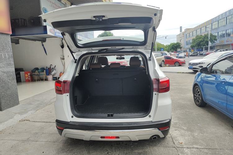 Used Dongfeng Fengdu MX5 2016 2.0L Automatic Flagship Edition Trunk