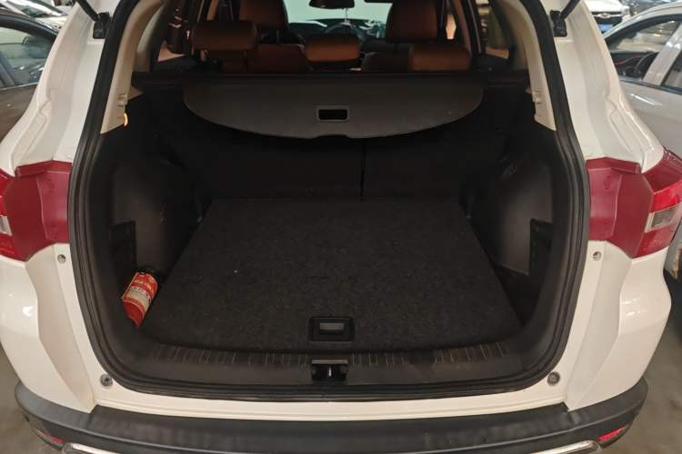 Used Dongfeng Fengdu MX5 2016 2.0L Automatic Flagship Edition Trunk