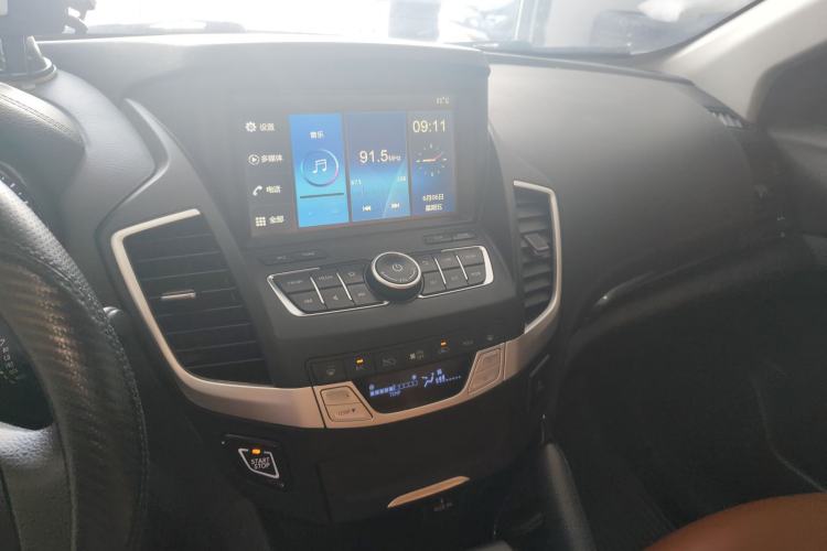 Used Dongfeng Fengdu MX5 2017 2.0L Automatic Urban Edition Audio And AC Panel