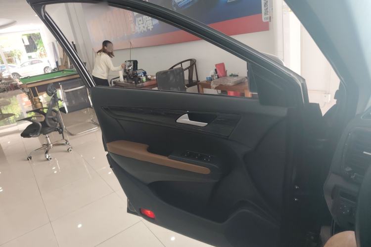 Used Dongfeng Fengdu MX5 2017 2.0L Automatic Urban Edition Interior 7