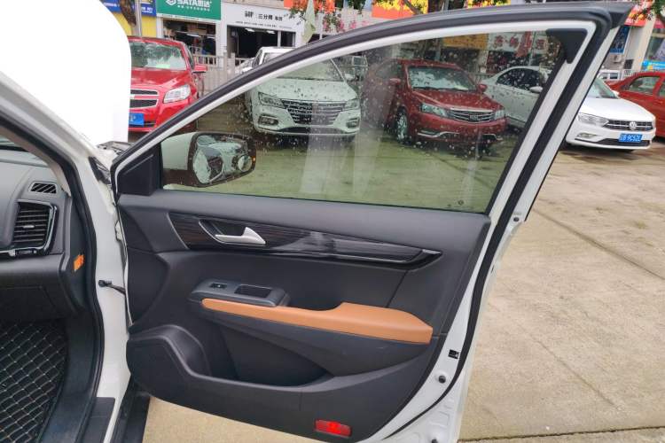 Used Dongfeng Fengdu MX5 2017 2.0L Automatic Urban Edition Interior 5