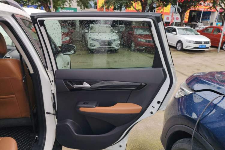 Used Dongfeng Fengdu MX5 2017 2.0L Automatic Urban Edition Interior 6
