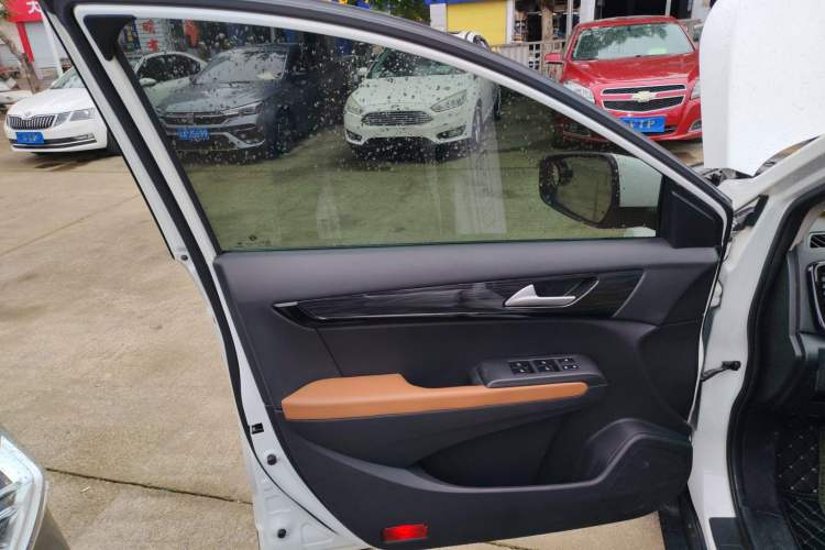 Used Dongfeng Fengdu MX5 2017 2.0L Automatic Urban Edition Interior 7