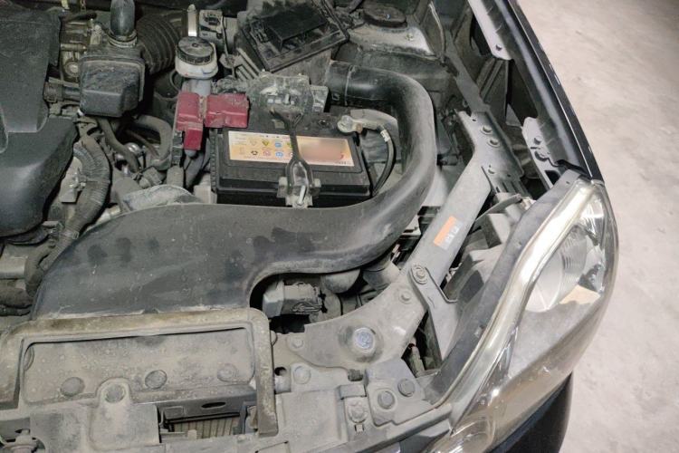 Used Dongfeng Fengdu MX6 2015 2.0L CVT Two-Wheel Drive Dream Edition Engine Bay Left
