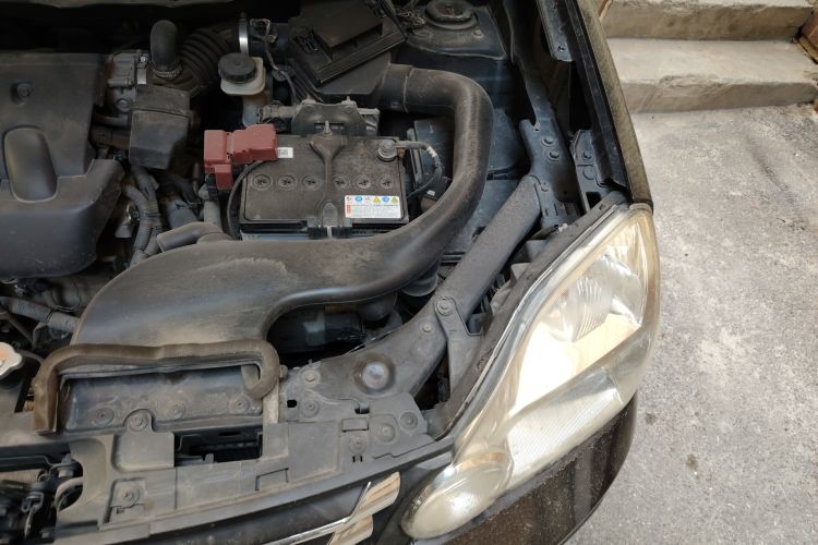 Used Dongfeng Fengdu MX6 2015 2.0L CVT Two-Wheel Drive Excellence Edition Engine Bay Left