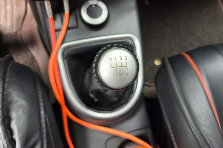 Used Dongfeng Fengdu MX6 2015 2.0L Manual 4x4 Navigation Edition Gear Lever