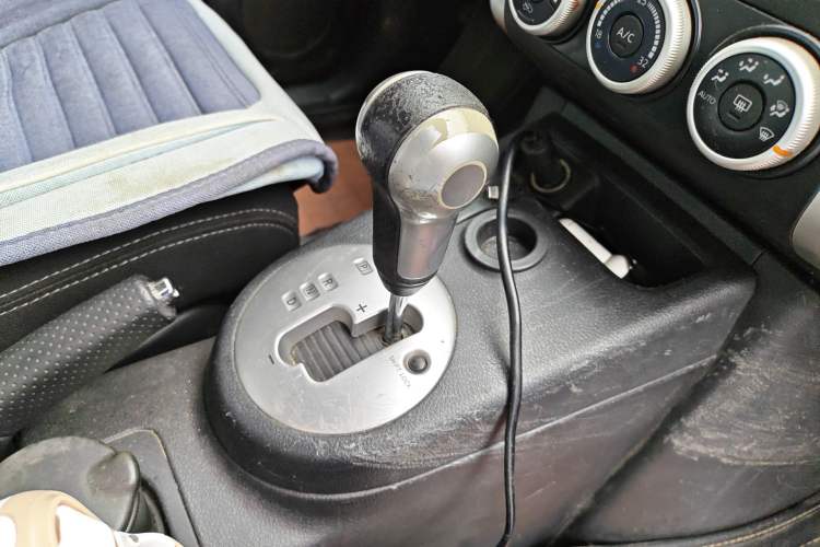Used Dongfeng Fengdu MX6 2015 2.0L CVT Two-Wheel Drive All-Around Version Gear Lever