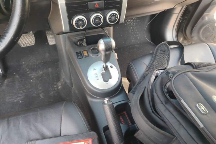 Used Dongfeng Fengdu MX6 2015 2.0L CVT Two-Wheel Drive Dream Edition Gear Lever