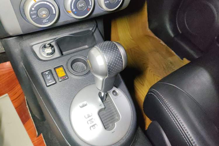 Used Dongfeng Fengdu MX6 2015 2.0L CVT Two-Wheel Drive Dream Edition Gear Lever
