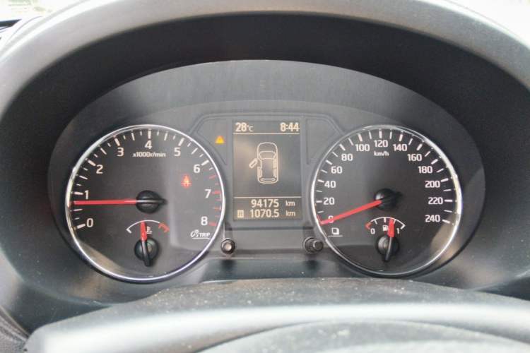 Used Dongfeng Fengdu MX6 2015 2.0L Manual Two-Wheel Drive Navigation Edition Instrument Cluster