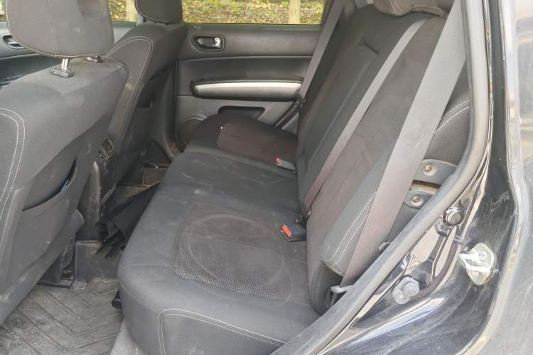 Used Dongfeng Fengdu MX6 2015 2.0L CVT Two-Wheel Drive All-Around Version Left Rear Seat