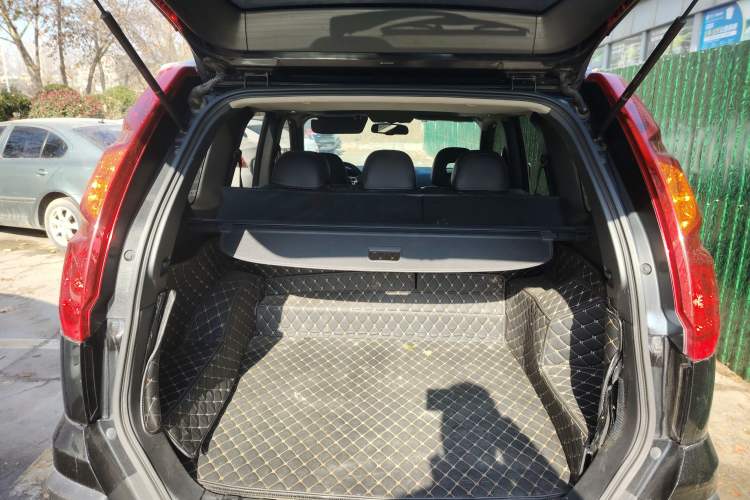 Used Dongfeng Fengdu MX6 2015 2.0L CVT Two-Wheel Drive Dream Edition Trunk