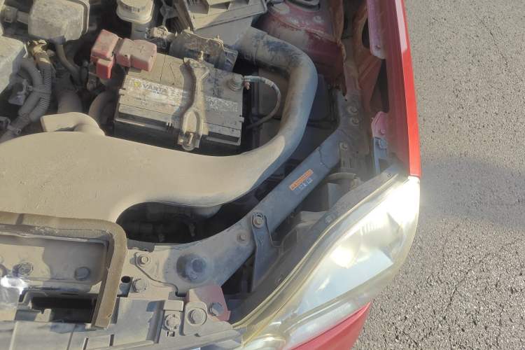 Used Dongfeng Fengdu MX6 2015 2.0L CVT Two-Wheel Drive Dream Edition Engine Bay Left