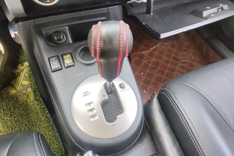 Used Dongfeng Fengdu MX6 2015 2.0L CVT Two-Wheel Drive Dream Edition Gear Lever