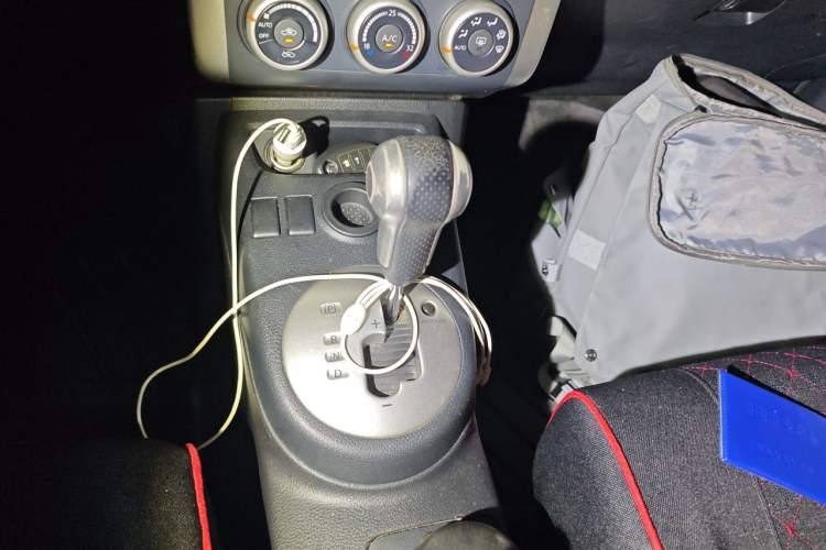 Used Dongfeng Fengdu MX6 2015 2.0L CVT Two-Wheel Drive Excellence Edition Gear Lever