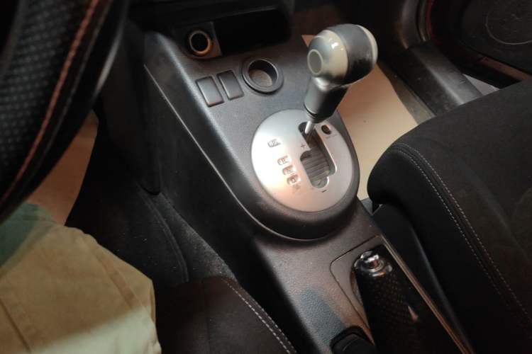 Used Dongfeng Fengdu MX6 2015 2.0L CVT Two-Wheel Drive All-Around Version Gear Lever