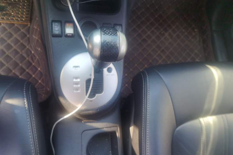 Used Dongfeng Fengdu MX6 2015 2.0L CVT Two-Wheel Drive Dream Edition Gear Lever