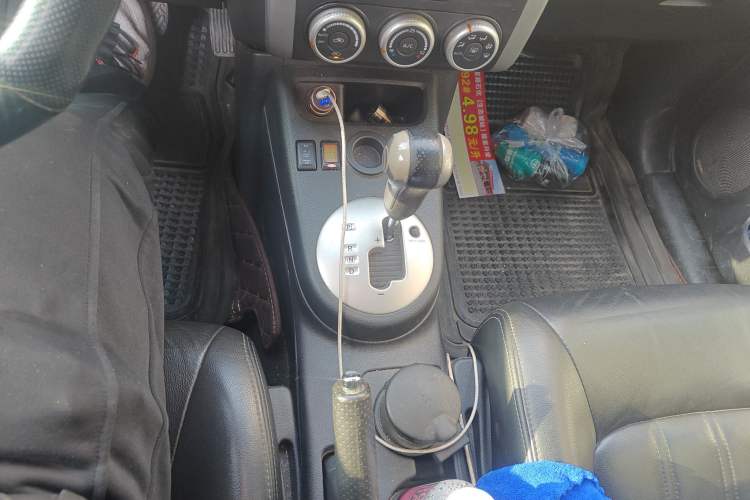 Used Dongfeng Fengdu MX6 2015 2.0L CVT Two-Wheel Drive Dream Edition Gear Lever