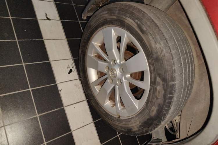 Used Dongfeng Fengdu MX6 2015 2.0L CVT Two-Wheel Drive All-Around Version Right Rear Wheel Hub