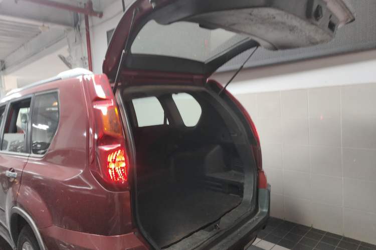 Used Dongfeng Fengdu MX6 2015 2.0L CVT Two-Wheel Drive All-Around Version Trunk