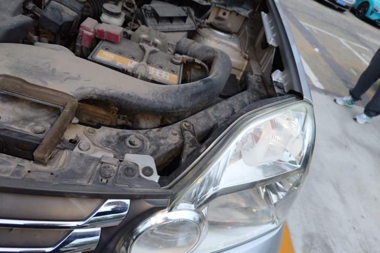 Used Dongfeng Fengdu MX6 2015 2.0L CVT Two-Wheel Drive Excellence Edition Engine Bay Left
