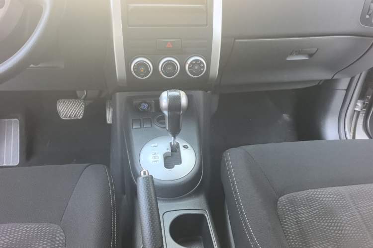 Used Dongfeng Fengdu MX6 2015 2.0L CVT Two-Wheel Drive All-Around Version Gear Lever