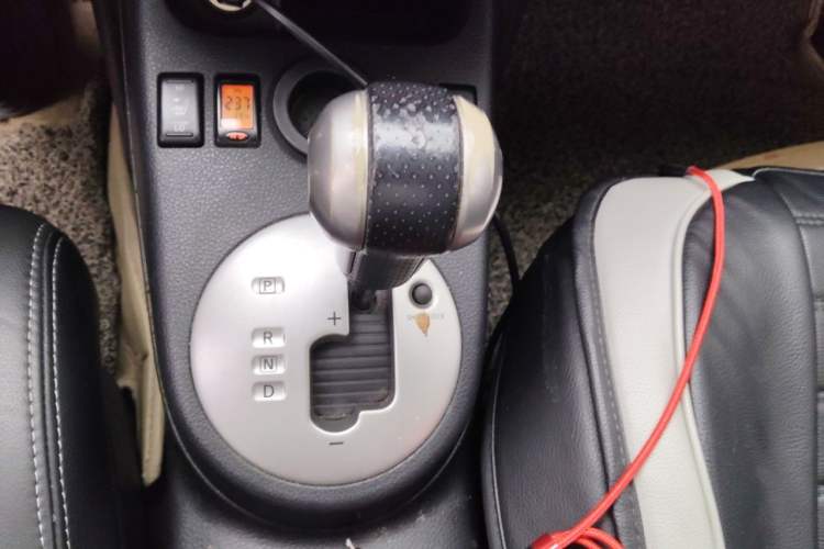 Used Dongfeng Fengdu MX6 2015 2.0L CVT Two-Wheel Drive Dream Edition Gear Lever