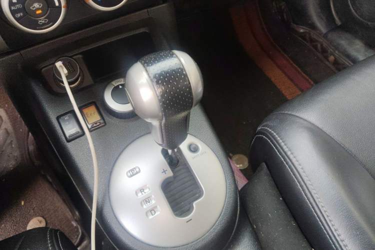 Used Dongfeng Fengdu MX6 2015 2.0L CVT Two-Wheel Drive Dream Edition Gear Lever