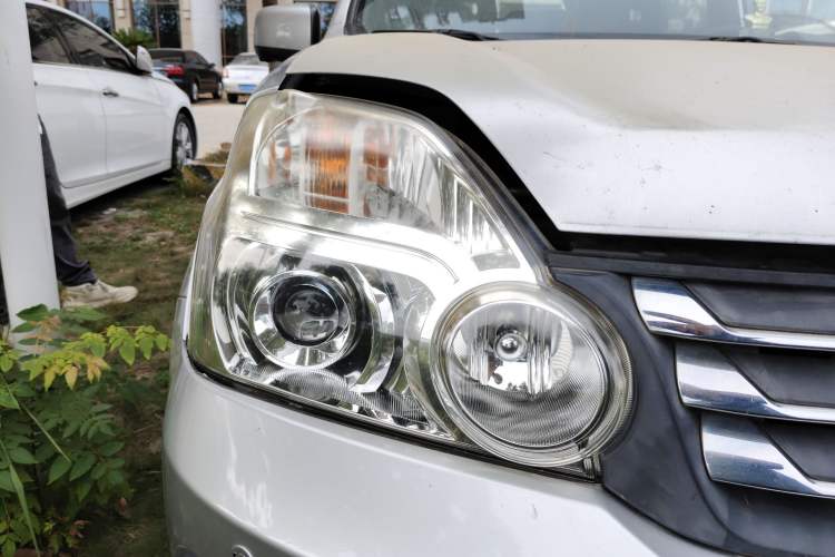 Used Dongfeng Fengdu MX6 2015 2.0L CVT 4x4 Dream Edition Right Front Headlight