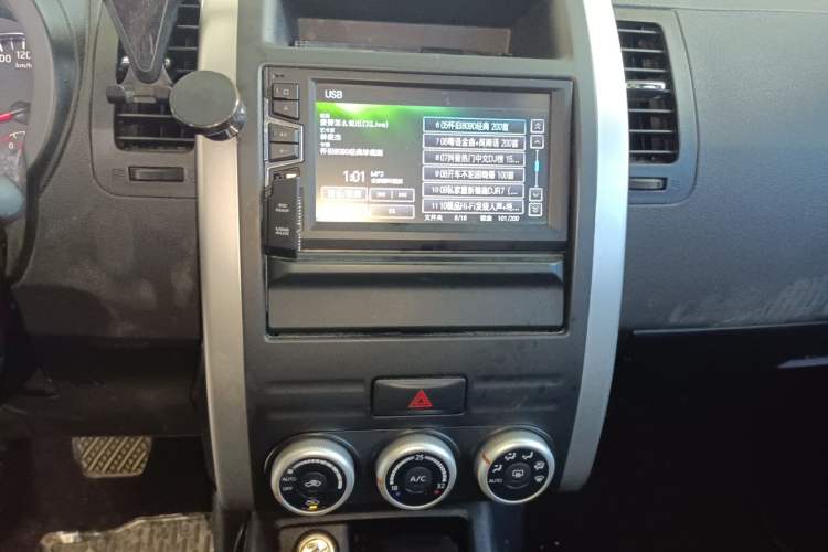 Used Dongfeng Fengdu MX6 2015 2.0L CVT Two-Wheel Drive Dream Edition Audio And AC Panel