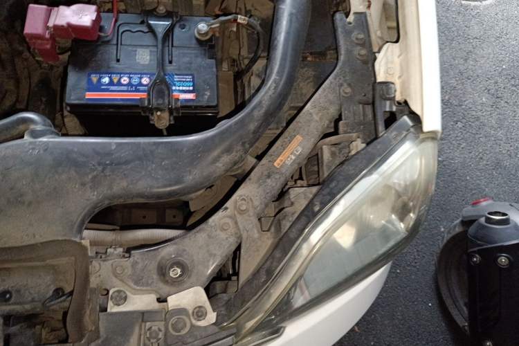Used Dongfeng Fengdu MX6 2015 2.0L CVT 4x4 Dream Edition Engine Bay Left