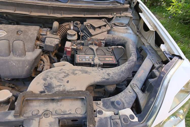 Used Dongfeng Fengdu MX6 2015 2.0L CVT Two-Wheel Drive Dream Edition Engine Bay Left