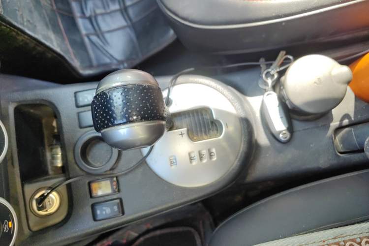 Used Dongfeng Fengdu MX6 2015 2.0L CVT Two-Wheel Drive Dream Edition Gear Lever