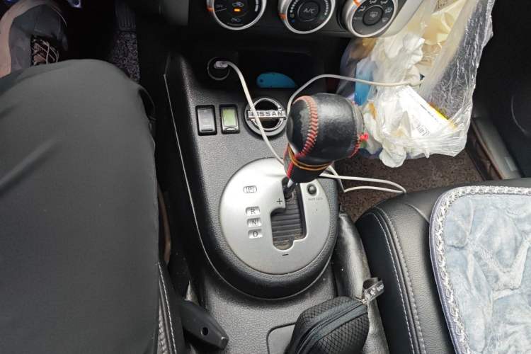 Used Dongfeng Fengdu MX6 2015 2.0L CVT Two-Wheel Drive Dream Edition Gear Lever