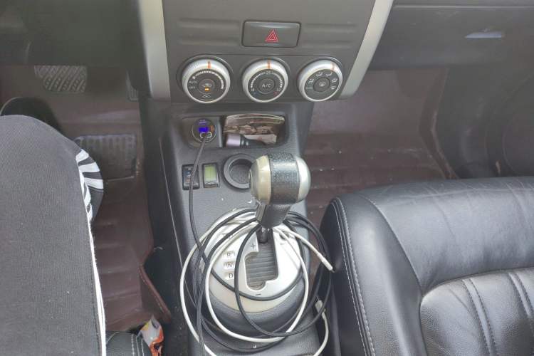 Used Dongfeng Fengdu MX6 2015 2.0L CVT Two-Wheel Drive Dream Edition Gear Lever